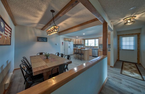 Wapiti House | Rendezvous Lodge - A secluded, western getaway in the beautiful Wapiti Valley.