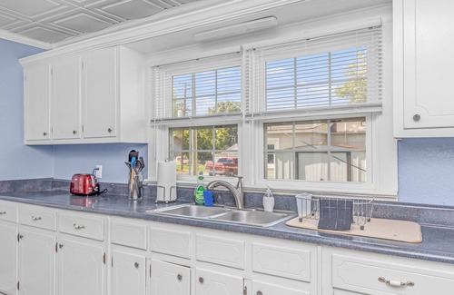 East Florence House | ReNew At JW's & bring your Dog too!