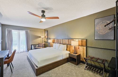 Townsend Hotel | Renovated 1 King Pet Friendly