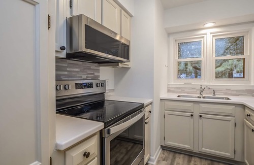 Tarpon Pond House | Renovated 2 BR + Loft/2BA Tarpon Pond Cottage! Great Views! Amenity Cards & Pets!