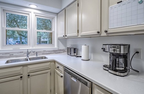 Tarpon Pond House | Renovated 2 BR + Loft/2BA Tarpon Pond Cottage! Great Views! Amenity Cards & Pets!