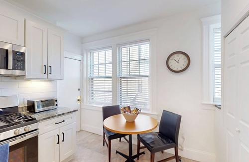 Coolidge Corner South Side Apartment | Renovated 2B, In-unit Laundry, Longwood, 1st Flr