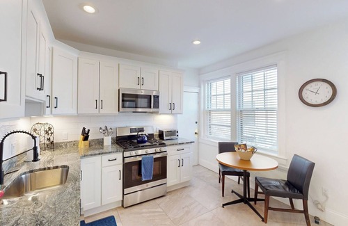 Coolidge Corner South Side Apartment | Renovated 2B, In-unit Laundry, Longwood, 1st Flr