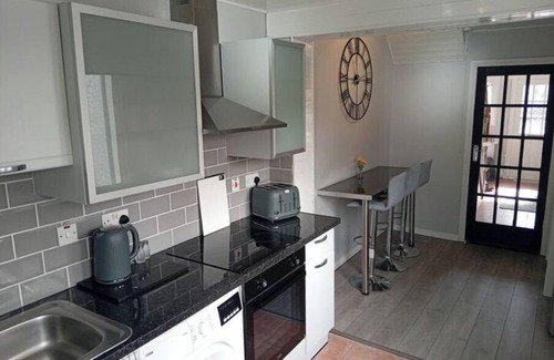 Belfast House | renovated 3 bedroom House, 3 miles from city centre, Belfast City Hall.