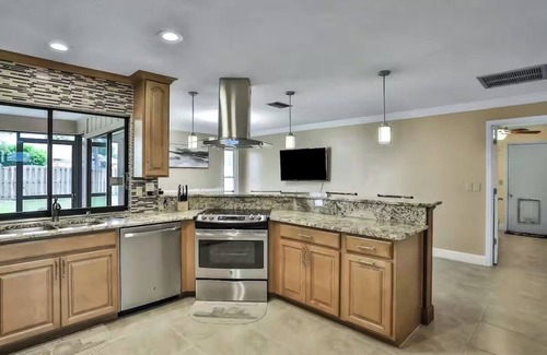 Whitfield Cottage | Renovated 3BR Dog Friendly Pond View W/D