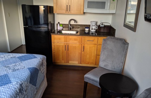 McCully - Moiliili Hotel | Renovated and clean studio in Waikiki for two