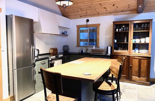 Serene Lakes House | Renovated and Uncluttered Cabin Near Sugar Bowl and Royal Gorge