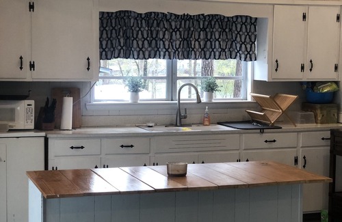 Jacksons' Gap Cabin | Renovated Cabin on 300 ft Waterfront (Pet Friendly)