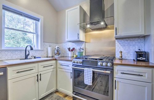 Carrboro House | Renovated Carrboro House with Deck & Fire Pit!