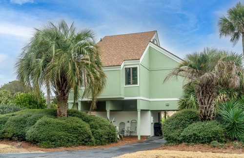 Sealoft Villas House | Renovated Cottage w/Golf Views! Close to Beach, Neighborhood Pool! Amenity Cards Available!