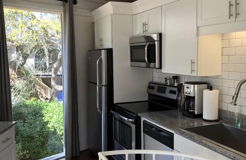 Seabrook Island Cottage | Renovated Cottage, Walk to Beach, VIEWS, Golf Course, 2 BR/2 BA, 4 Bikes, Grill