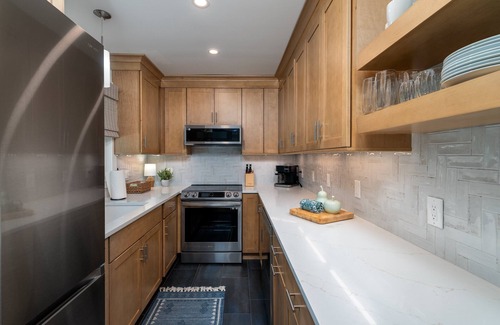 Tarpon Pond Cottage | Renovated from the Studs up! 3 Bedroom, 2 Bath! Amenity Cards!