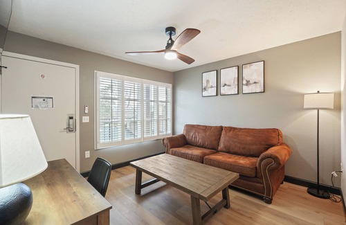 Townsend Hotel | Renovated King Suite