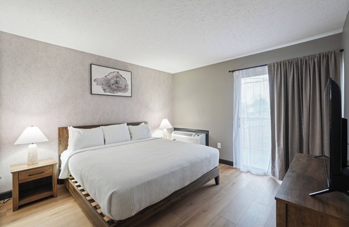 Townsend Hotel | Renovated King Suite