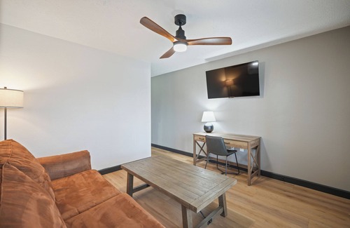 Townsend Hotel | Renovated King Suite