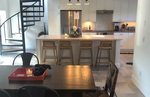 Culloden Shores House | Renovated Leisurama, steps to beach, open and airy.