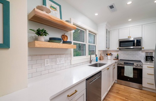 Tarpon Pond House | Renovated Tarpon Pond Cottage! Sunroom! Fairway Views! Amenity Cards!