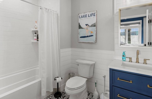 Lake Geneva Resort | Renovated Unit with lake access and pier. 2 bedrooms, den, kitchen, hottub.