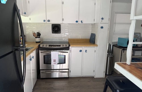 Weeki Wachee Gardens Cottage | Rent Cottage and/or RV site 37ft ' Fish, Kayaks, Fire Pit, Dock, Beach, Swim