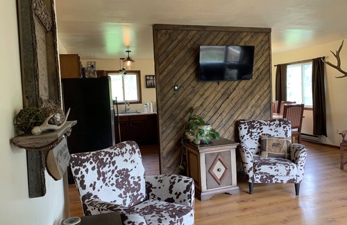 Gardiner House | Reserve 2, 3 or all 4 cabins on this 13 acre horse ranch.5 mins from YNP!