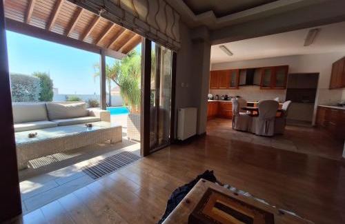 Agios Athanasios House | Resident landlord guest house panthea