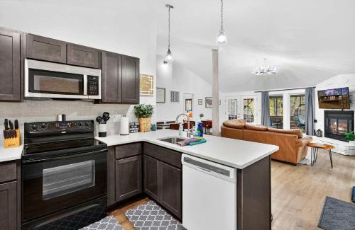 The Woods House | Resort Amenities Fire Pit Deck Grill & More