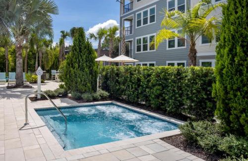 Temple Terrace Apartment | Resort Feel - King Bed - POOL - Hot Tub - Long Stay - Pets - Moffitt - Gated - Gym - Wifi - USF - Elevators - WT2