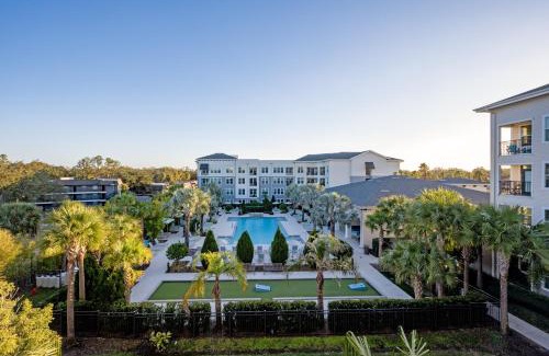 Temple Terrace Apartment | Resort Feel - King Bed - POOL - Hot Tub - Long Stay - Pets - Moffitt - Gated - Gym - Wifi - USF - Elevators - WT2