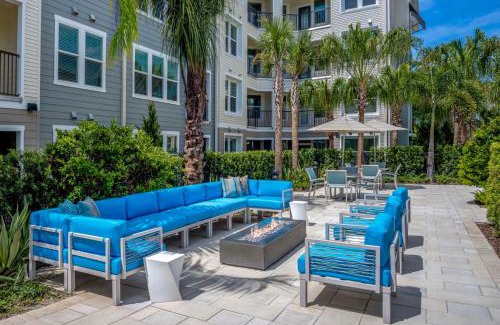Temple Terrace Apartment | Resort Feel - King Bed - POOL - Hot Tub - Long Stay - Pets - Moffitt - Gated - Gym - Wifi - USF - Elevators - WT2