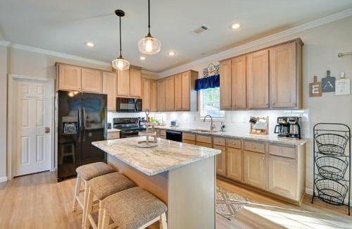 Garden City House | Resort Home about 1 Mi to Myrtle Beach Access!