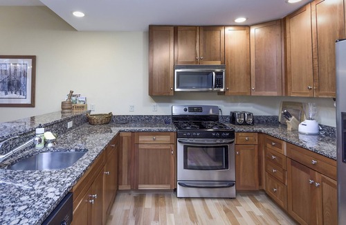 Proctorsville Condo | Resort Home with heated Pool and Tennis