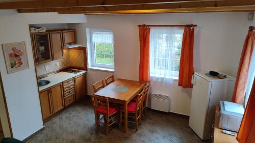 Tyn nad Vltavou Apartment | Resort Koloděje-žlutý dům