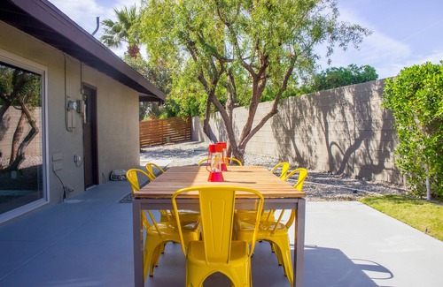 Vista Norte House | ★Resort-Like Midcentury, Big Pool & Awesome Mountain Views!★