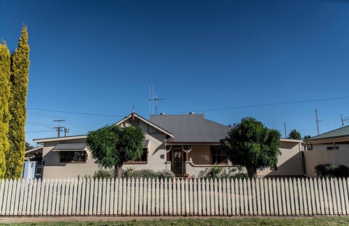 Broken Hill House | Resort on Morgan - Entertainers Paradise | Stunning Pool | Pet & Family Friendly