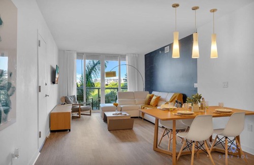 Hallandale Beach Apartment | Resort POOL Apartment BALCONY POOL