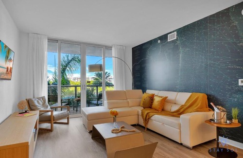 Hallandale Beach Apartment | Resort POOL Apartment BALCONY POOL