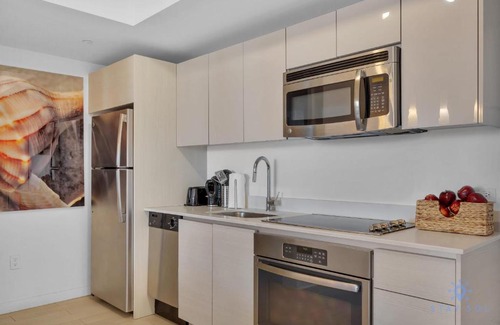 Hallandale Beach Apartment | Resort POOL Apartment BALCONY POOL