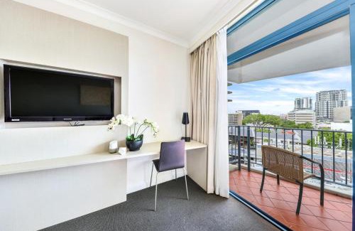 Darwin City Centre Apartment | Resort Style City View King Bed Pool Balcony
