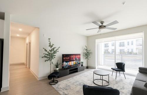 Forest Park Apartment | Resort-Style Retreat 1 King 2 Queens, Pool table