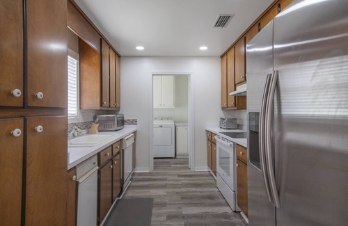 Theodore House | Resort, Waterfront Private Pier, Kayaks, Wi-Fi, Dedicated workspace.