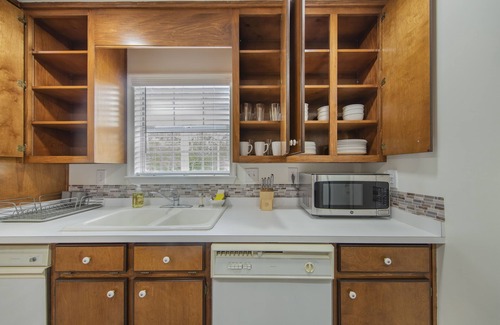 Theodore House | Resort, Waterfront Private Pier, Kayaks, Wi-Fi, Dedicated workspace.