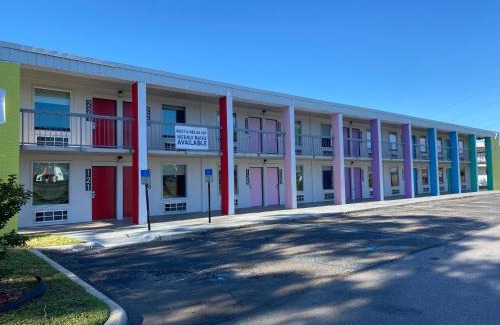 Ferry Pass Hotel | Rest and Relax Inn