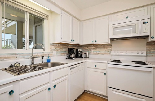 Caswell Beach Condo | Resting Beach Face: Ocean View Condo with Community Pool Near Golf Course