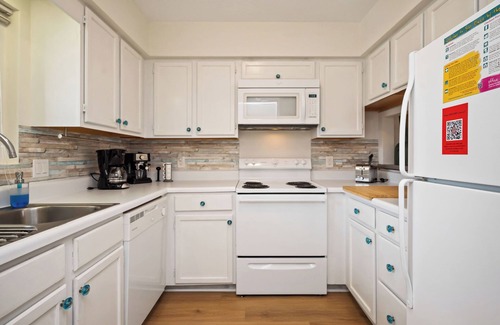 Caswell Beach Condo | Resting Beach Face: Ocean View Condo with Community Pool Near Golf Course