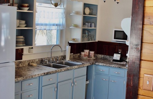 Creal Springs House | Restored 1910 Cottage Near Shawnee Forest, Lake of Egypt, Wineries, Pet Friendly