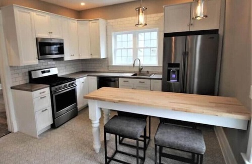 Maquoketa House | Restored Queen Anne Cottagen