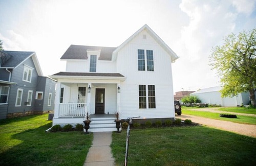 Maquoketa House | Restored Queen Anne Cottagen