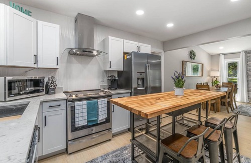 Raleigh House | Retreat to your own Refuge w/towering pines & oaks w/firepit close to everything