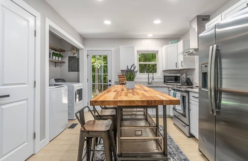 Raleigh House | Retreat to your own Refuge w/towering pines & oaks w/firepit close to everything