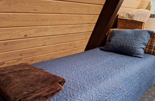 Snoqualmie Pass House | Retro A-frame Cabin w/fireplace